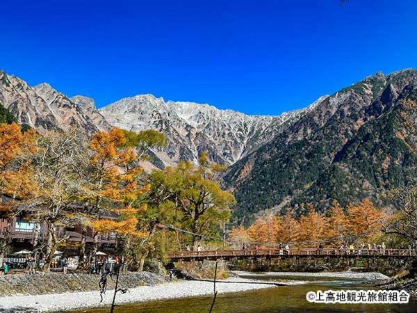 上高地秋の紅葉シーズンイメージ