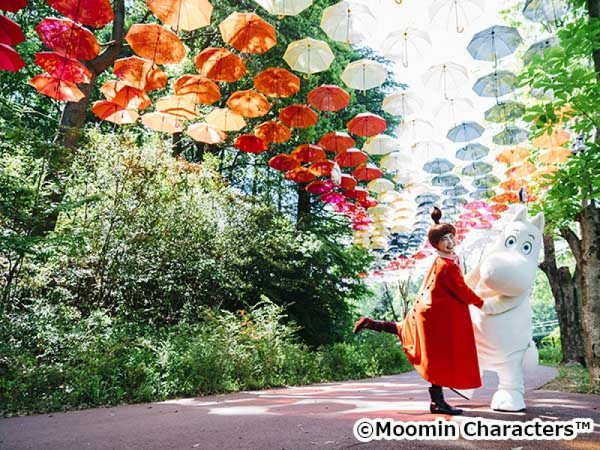 【横浜発】1,200本のアンブレラスカイ♪「ムーミン谷とアンブレラ」&権現堂公園あじさいまつり◎カラフルなアンブレラスカイや咲き誇るアジサイ、おしゃれな花手水とSNS映えばっちりなスポットを周遊。パワースポットで御朱印集めも楽しめる欲張りプラン。