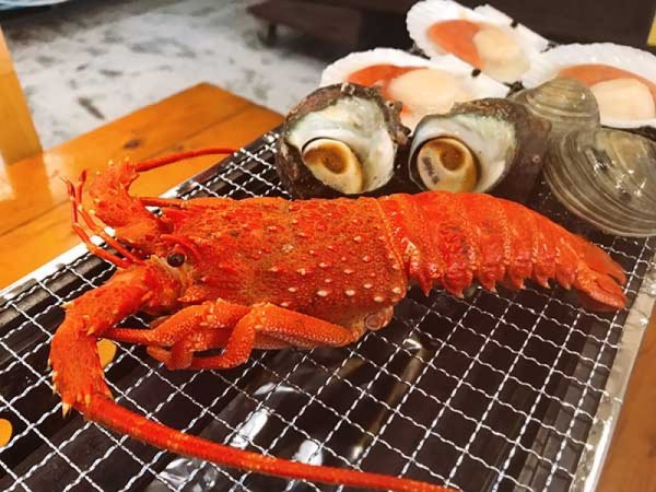 【東京・新宿発】伊勢海老付!「豪華海鮮浜焼き」食べ放題&神秘の「濃溝の滝」散策◎夏の房総決定版!勝手丼など豪華グルメと涼スポットを満喫!木更津アウトレットで使えるお得なクーポン&限定ノベルティ、さらに旬のとうもろこし2本プレゼント付き!