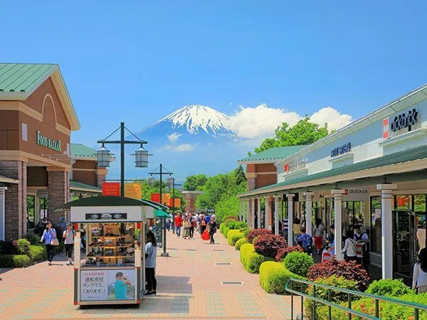 御殿場アウトレット 富士山をバックに望むアウトレットイメージ