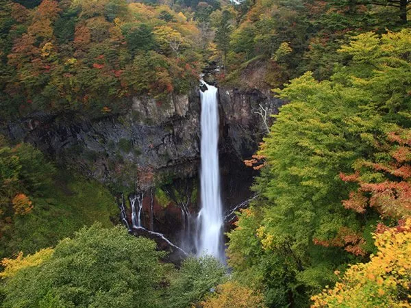 華厳の滝 秋のイメージ_遠景