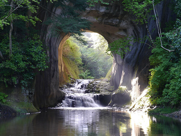濃溝の滝 亀岩の洞窟