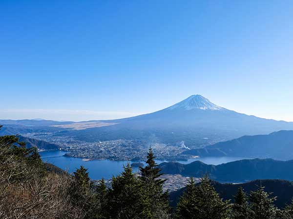 新道峠からの横から見た富士山イメージ